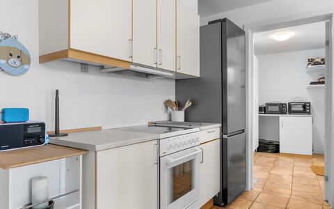 Skarthi - 300M from the Sea: Küchengerät, Küche, Möbel, Major Appliance, Countertop, Cabinetry, Interior Design, Herd, Haushaltsgerät, Holz