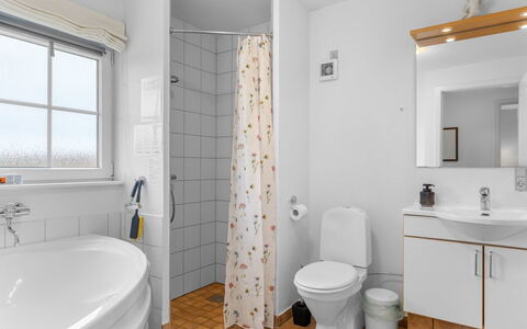 Skarthi - 300M from the Sea: Badezimmer, Armatur, Toilleten Sitz, Interior Design, Sinken, Toilette, Flooring, Bad Sink, Fussboden, Zapfhahn