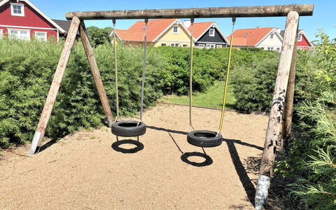 Skarthi - 300M from the Sea: Schwingen, Spielmittel, Spielplatz, Boden, Garten, Schatten, Garten, Park, Hinterhof, Sand
