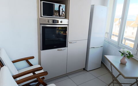 Le Victor Hugo: Major Appliance, Küchengerät, Flooring, Holz, Cabinetry, Interior Design, Möbel, Fussboden, Küche, Haushaltsgerät