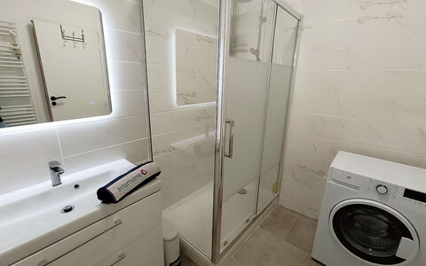 Le Victor Hugo: Flooring, Interior Design, Fussboden, Armatur, Badezimmerschrank, Decke, Badezimmer, Installation, Bad Sink, Zapfhahn