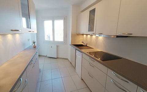 Le Victor Hugo: Küche, Countertop, Cabinetry, Küchengerät, Flooring, Holz, Major Appliance, Interior Design, Fussboden, Spüle