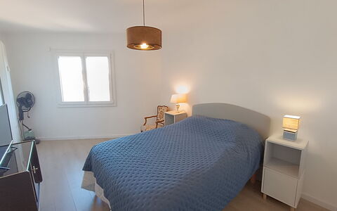 Le Victor Hugo: Bett, Möbel, Bedding, Schlafzimmer, Bettdecke, Interior Design, Fussboden, Wand, Flooring, Holz