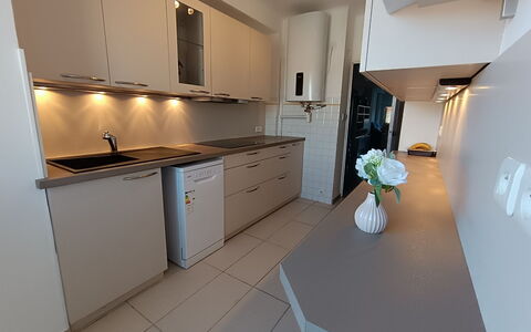 Le Victor Hugo: Küche, Countertop, Flooring, Interior Design, Küchengerät, Holz, Major Appliance, Fussboden, Cabinetry, Spüle