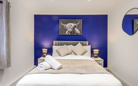 Gordonstoun Cottage: Bett, Interior Design, Schlafzimmer, Möbel, Bettdecke, Bedding, Fussboden, Flooring, Decke, Linens