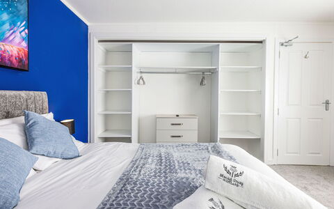 Gordonstoun Cottage: Bett, Schlafzimmer, Möbel, Interior Design, Bedding, Bettdecke, Linens, Flooring, Fussboden, Textil