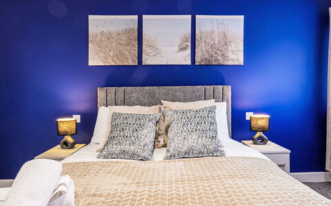 Gordonstoun Cottage: Blau, Bett, Möbel, Schlafzimmer, Bedding, Interior Design, Bettdecke, Linens, Fussboden, Textil