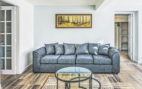 Gordonstoun Cottage: Flooring, Couch, Holz, Fussboden, Interior Design, Möbel, Wohnung, Wohnzimmer, Holzboden