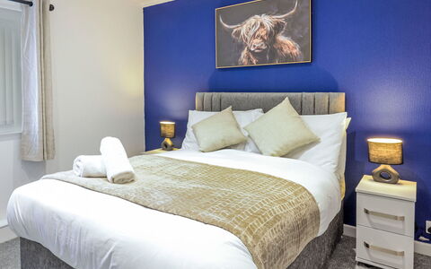 Gordonstoun Cottage: Zuhause, Bedding, Schlafzimmer, Bett, Bettdecke, Hotel, Bettrahmen, Kissen
