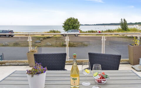 Rusalina - 20M from the Sea: Dach, Haus, Zuhause, Hütte, Tür, Abstellgleis, Deck, Veranda, Planke, Hartholz
