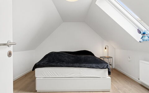 Rusalina - 20M from the Sea: Schlafzimmer, Interior Design, Flooring, Holz, Decke, Fussboden, Bett, Möbel, Dachboden, Beleuchtung