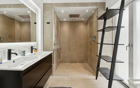 Rusalina - 20M from the Sea: Flooring, Interior Design, Fussboden, Wand, Badezimmer, Armatur, Holz, Decke, Badezimmerschrank, Zuhause