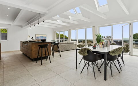 Rusalina - 20M from the Sea: Flooring, Möbel, Fussboden, Interior Design, Holz, Stuhl, Küche & Esszimmer Tisch, Tabelle, Decke, Esszimmer