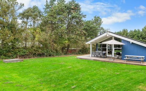 Ellinor - 190M from the Sea: Dach, Haus, Zuhause, Hütte, Tür, Abstellgleis, Deck, Veranda, Planke, Hartholz