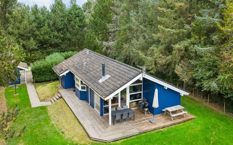 Ellinor - 190M from the Sea: Flooring, Fussboden, Interior Design, Decke, Tür, Treppe, Formen, Holzbeize, Geländer, Hartholz