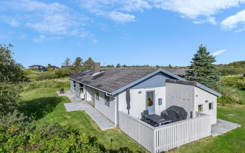 Skoge - 900M from the Sea: Gebäude, Haus, Fenster, Zuhause, Dach, Wohngebiet, Strauch, Hütte, Grundstueck