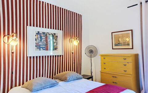 Villa 50: Interior Design, Wand, Schlafzimmer, Holz, Möbel, Textil, Bett, Bilderrahmen, Bettdecke, Beleuchtung