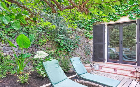 Villa 50: Grün, Gartenmöbel, Strauch, Garten, Schatten, Ground, Hinterhof, Garten, Stuhl