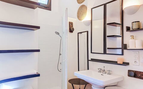 Villa 50: Interior Design, Wand, Flooring, Bad Sink, Fussboden, Decke, Beleuchtung, Zuhause, Light Fixture, Badezimmer