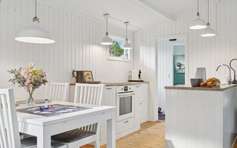 Baarde - 1.2Km from the Sea: Flooring, Interior Design, Holz, Decke, Möbel, Light Fixture, Fussboden, Küche, Holzboden, Beleuchtung