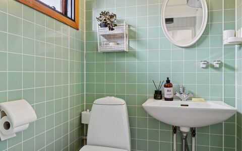 Baarde - 1.2Km from the Sea: Badezimmer, Armatur, Interior Design, Flooring, Toilette, Sinken, Fussboden, Installation, Bad Sink, Toilleten Sitz