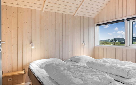 Bruse - 200M from the Sea: Holz, Schlafzimmer, Bett, Decke, Bedding, Bettrahmen, Bettdecke, Hartholz, Planke, Daylighting