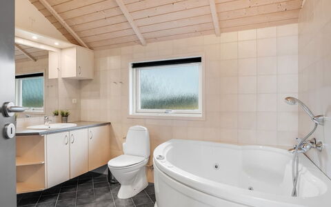 Bruse - 200M from the Sea: Armatur, Decke, Badezimmer, Flooring, Zapfhahn, Installation, Fussboden, Sinken, Interior Design, Zuhause
