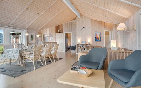 Bruse - 200M from the Sea: Decke, Interior Design, Fussboden, Wohnzimmer, Holzboden, Stuhl, Light Fixture, Hartholz, Küche & Esszimmer Tisch, Holzbeize