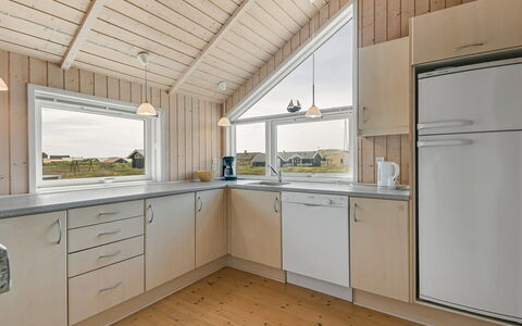 Bruse - 200M from the Sea: Holz, Decke, Flooring, Interior Design, Fussboden, Zuhause, Zimmer, Küche, Cabinetry, Holzbeize