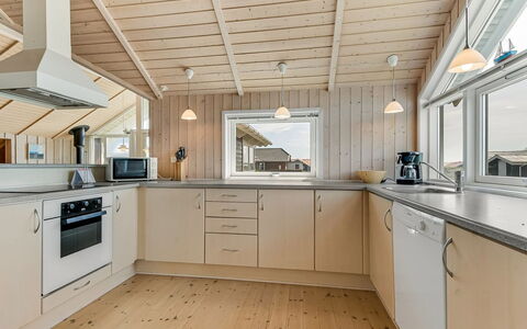 Bruse - 200M from the Sea: Holz, Decke, Flooring, Interior Design, Fussboden, Zuhause, Küche, Hartholz, Countertop, Cabinetry