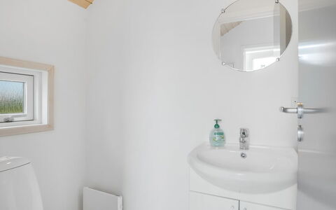 Bruse - 200M from the Sea: Wand, Armatur, Interior Design, Badezimmer, Flooring, Fussboden, Bad Sink, Decke, Zapfhahn, Sinken