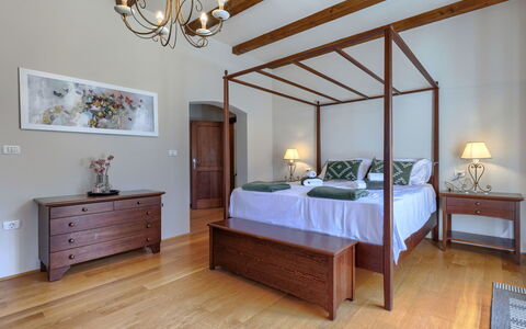 Nadua: Möbel, Interior Design, Bett, Flooring, Wand, Schlafzimmer, Fussboden, Holz, Decke, Zimmer