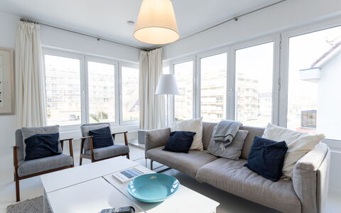 Blanc Rivage with Garage: Möbel, Interior Design, Couch, Flooring, Fussboden, Wohnzimmer, Wohnung, Holz, Decke, Zimmer