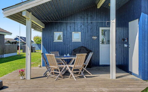 Roya - 100M from the Sea: Blau, Hütte, Haus, Zuhause, Bauernhaus, Estate, Abstellgleis
