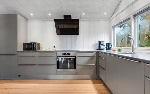 Alika - 300M from the Sea: Holz, Küche, Flooring, Major Appliance, Küchengerät, Countertop, Interior Design, Decke, Fussboden, Haushaltsgerät