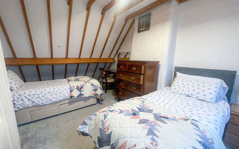 Bayview Holiday Home No 39: Bett, Schlafzimmer, Möbel, Bedding, Holz, Bettdecke, Fussboden, Interior Design, Bettrahmen, Flooring