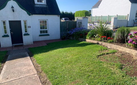 Bayview Holiday Home No 39: Haus, Wohngebiet, Dach, Strauch, Zuhause, Hütte, Garten, Rasen, Ground, Garten