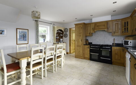 Rhea Holiday Home Bantry: Flooring, Möbel, Interior Design, Fussboden, Holz, Küche, Cabinetry, Countertop, Zimmer, Decke