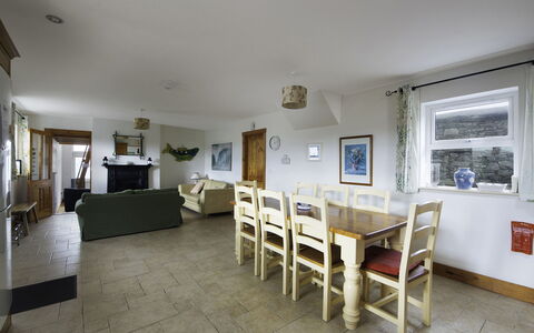 Rhea Holiday Home Bantry: Möbel, Holz, Tabelle, Flooring, Interior Design, Decke, Fussboden, Zimmer, Stuhl, Wohnzimmer