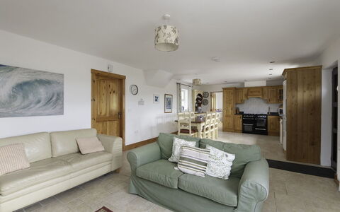 Rhea Holiday Home Bantry: Möbel, Holz, Couch, Interior Design, Flooring, Zuhause, Decke, Fussboden, Wohnzimmer, Zimmer