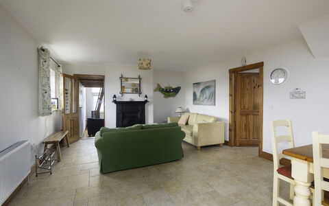 Rhea Holiday Home Bantry: Möbel, Flooring, Fussboden, Interior Design, Decke, Zimmer, Wohnzimmer, Couch, Stuhl
