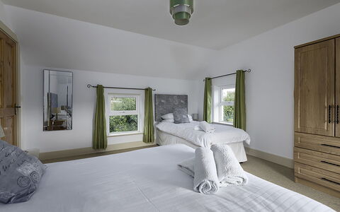 Rhea Holiday Home Bantry: Interior Design, Möbel, Bett, Schlafzimmer, Flooring, Fussboden, Decke, Holz, Zimmer, Bedding