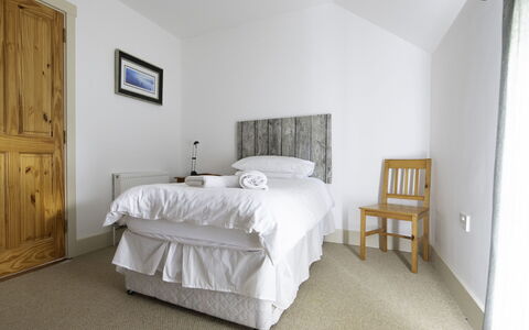 Rhea Holiday Home Bantry: Schlafzimmer, Bett, Holz, Bedding, Bettdecke, Möbel, Fussboden, Interior Design, Decke, Flooring