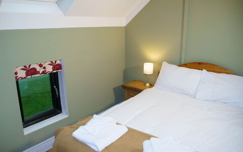 Dingle Cy (Tr4) - 3 Bed No 12: Bett, Schlafzimmer, Wand, Interior Design, Bedding, Bettdecke, Holz, Fussboden, Möbel, Flooring