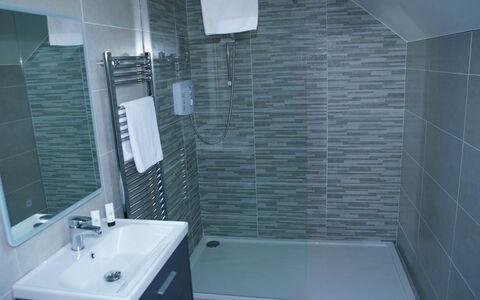 Dingle Cy (Tr4) - 3 Bed No 12: Badezimmer, Armatur, Flooring, Fussboden, Interior Design, Sinken, Bad Sink, Zapfhahn, Installation, Fliese