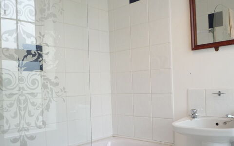 Ballybunion(Tr4) Hc No 27: Armatur, Badezimmer, Wand, Flooring, Installation, Interior Design, Zapfhahn, Bad Sink, Fussboden, Badewanne