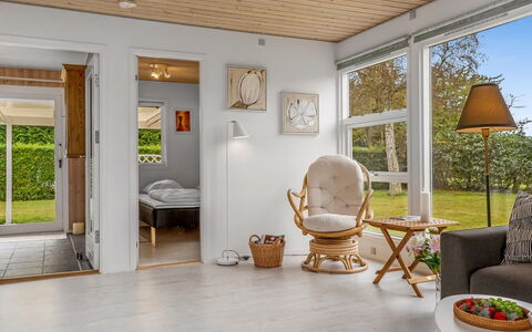 Einari - 500M from the Sea: Möbel, Interior Design, Flooring, Fussboden, Wand, Holz, Holzboden, Decke, Wohnzimmer, Zuhause