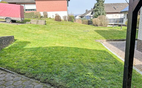 Celine: Gras, Strauch, Haus, Wohngebiet, Rasen, Grundstueck, Garten, Zuhause, Ground