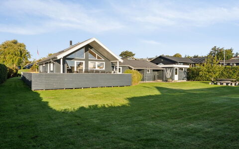 Tajo - 200M from the Sea: Abstellgleis, Zuhause, Dach, Haus, Wohngebiet, Hütte, Garten, Schatten, Hinterhof, Rasen
