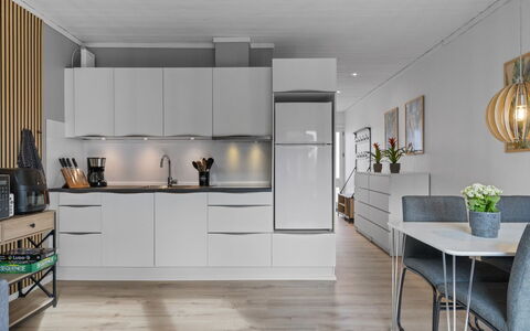 Asfrid - 80M from the Sea: Möbel, Küche, Interior Design, Flooring, Countertop, Küchengerät, Cabinetry, Fussboden, Holz, Holzboden